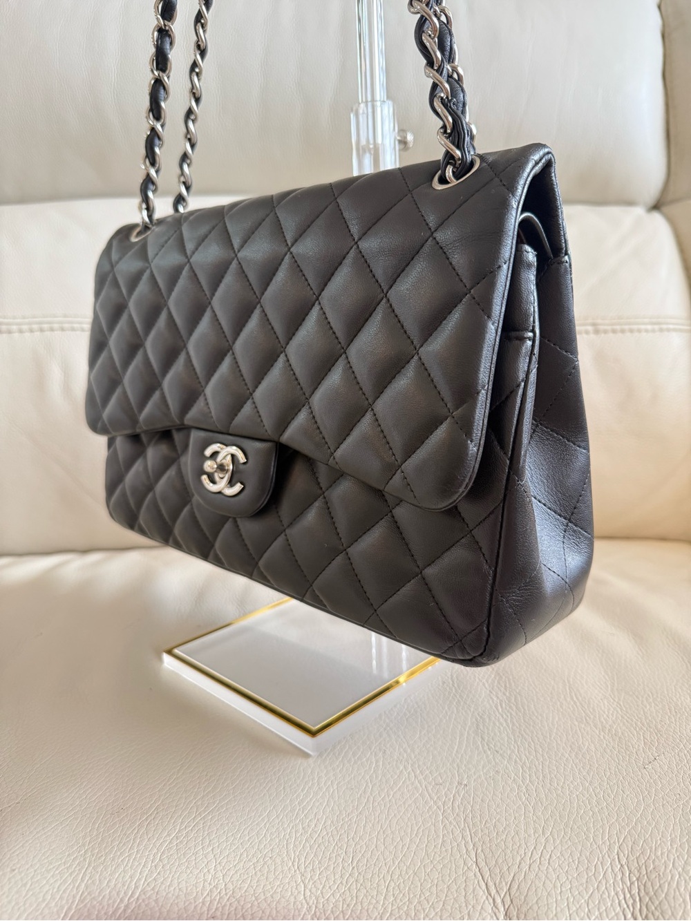 Chanel Classic Double Flap Jumbo Bag in Black Quilted Lambskin - Picture 3 of 16